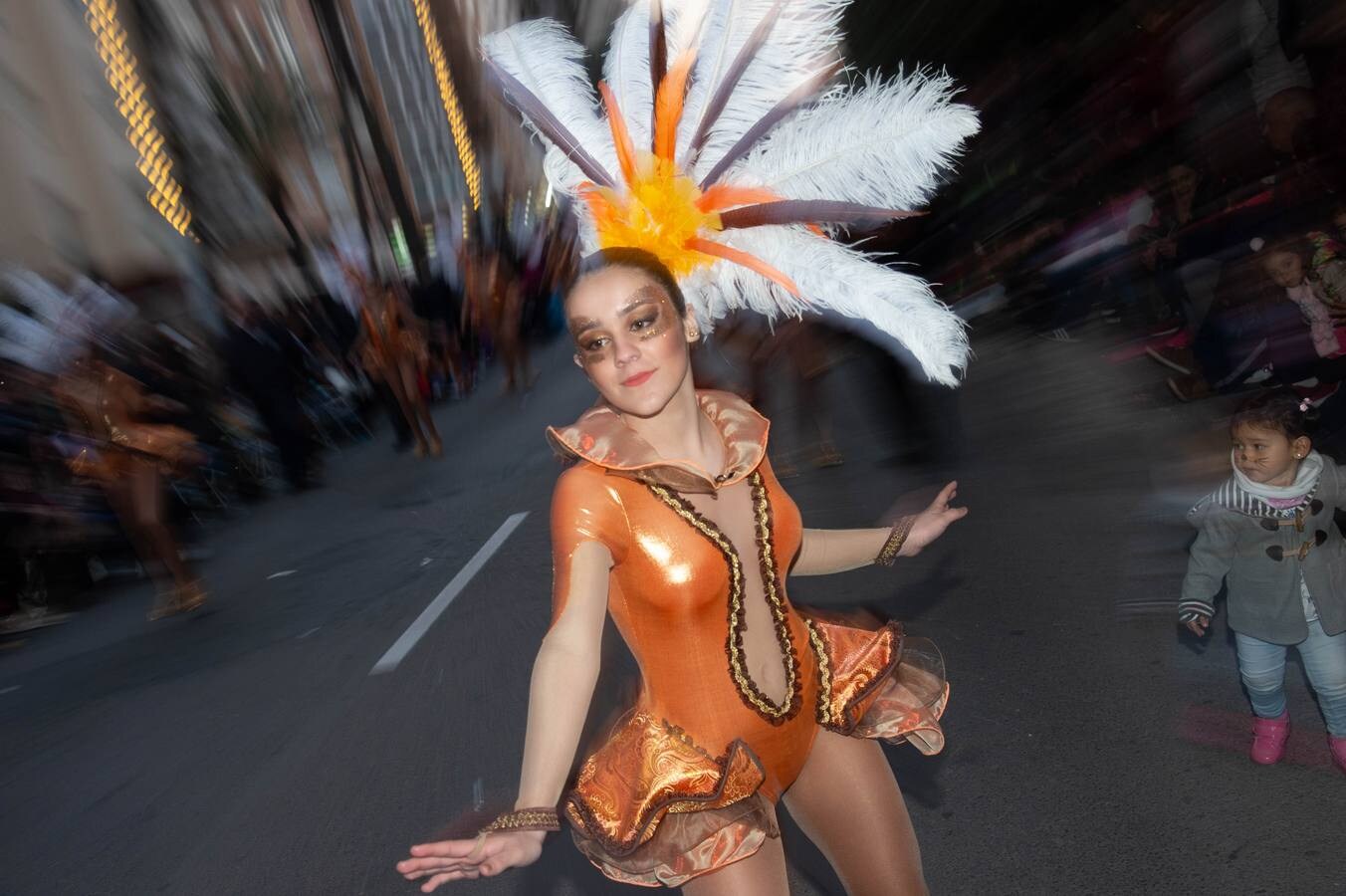 Cientos de personas disfrutaron del desfile de este sábado por las calles del centro de la ciudad portuaria