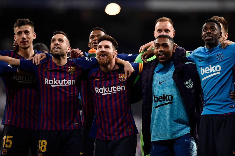 Los jugadores del Barcelona, celebrando la victoria en el Santiago Bernabéu. 