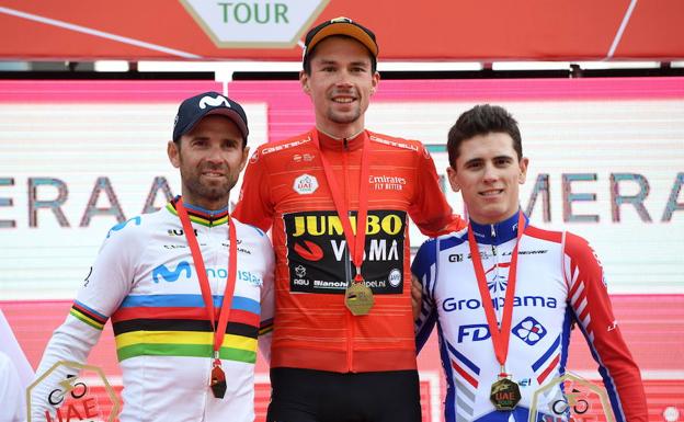 El murciano Alejandro Valverde, junto al esloveno Roglic (primer puesto) y el francés David Gaudu.