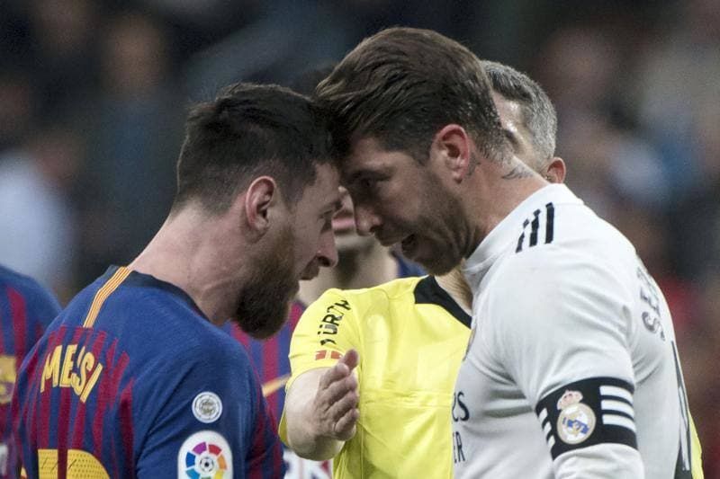 Leo Messi y Sergio Ramos, encarándose tras una acción en el encuentro. 