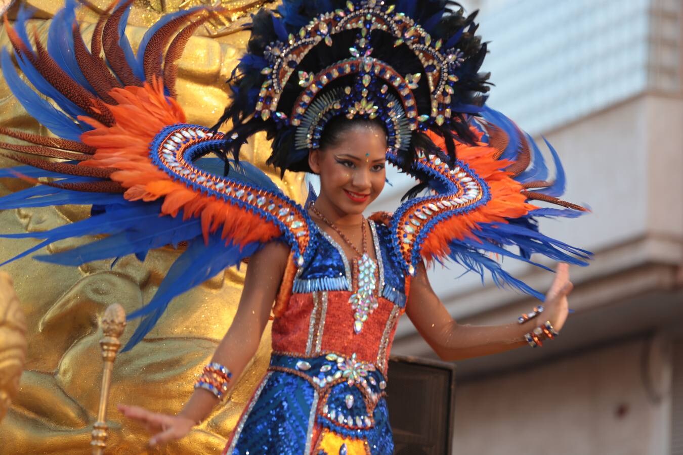 Más de 3.000 carnavaleros llevan el color, la fiesta y la diversión a las calles en el primer gran desfile