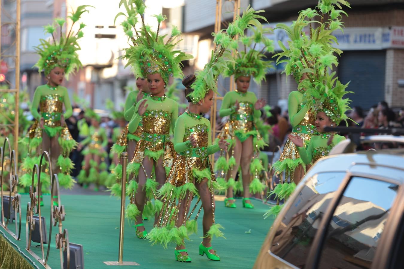 Más de 3.000 carnavaleros llevan el color, la fiesta y la diversión a las calles en el primer gran desfile