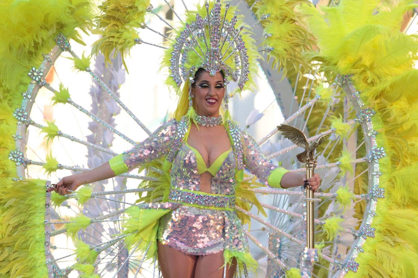 Más de 3.000 carnavaleros llevan el color, la fiesta y la diversión a las calles en el primer gran desfile