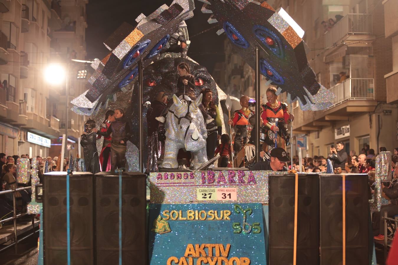 Más de 3.000 carnavaleros llevan el color, la fiesta y la diversión a las calles en el primer gran desfile