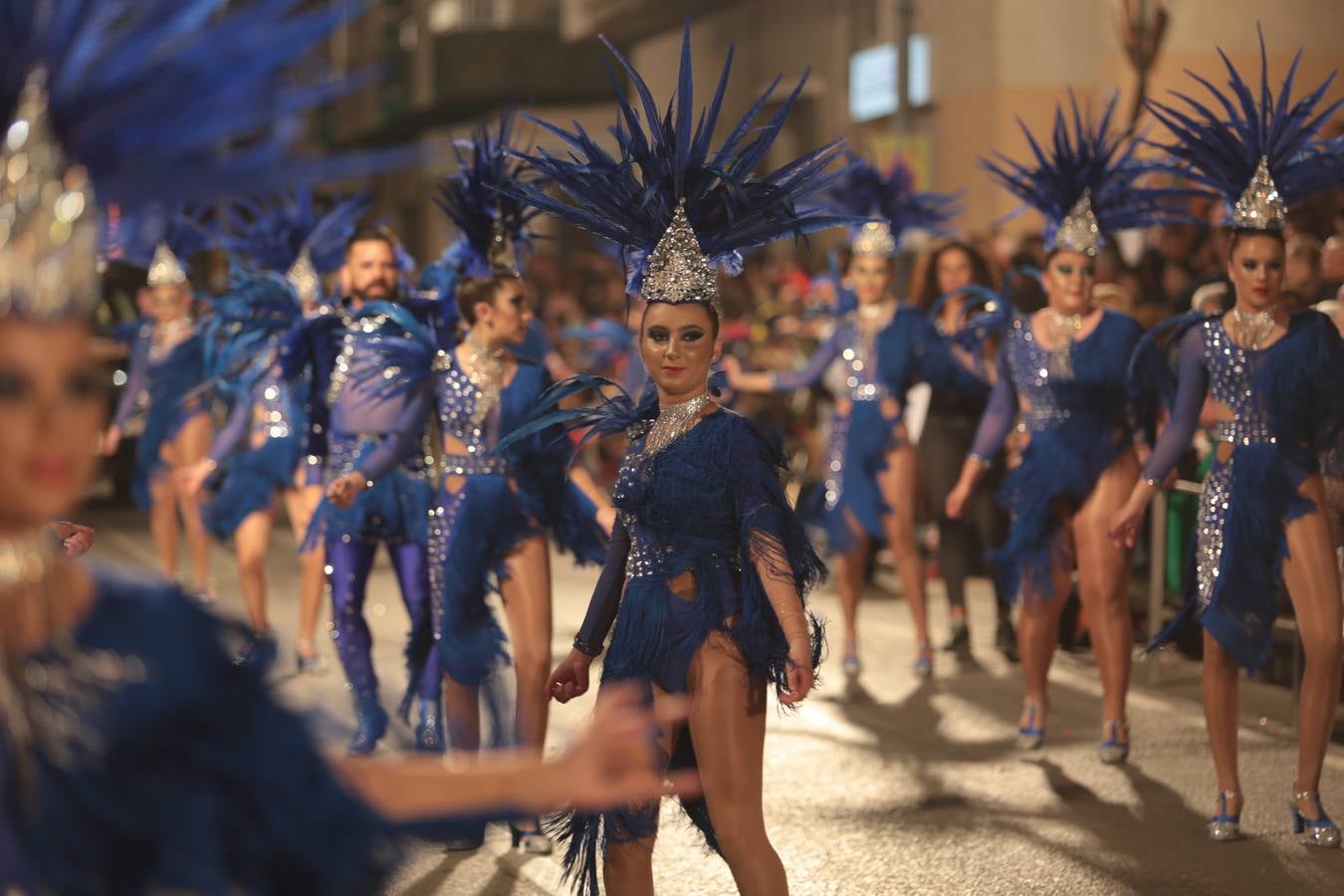 Más de 3.000 carnavaleros llevan el color, la fiesta y la diversión a las calles en el primer gran desfile