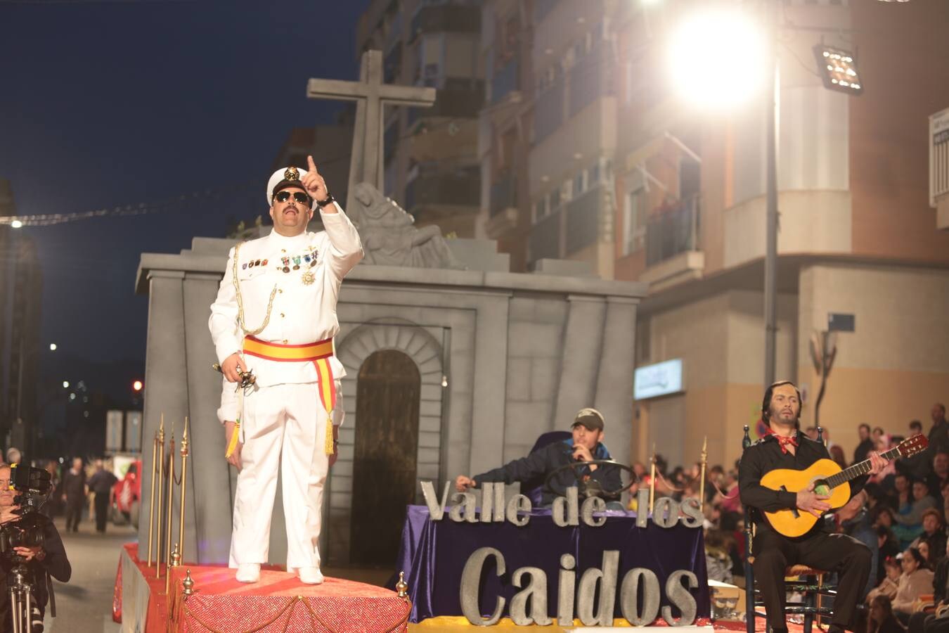 Más de 3.000 carnavaleros llevan el color, la fiesta y la diversión a las calles en el primer gran desfile