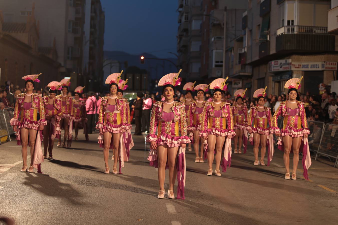 Más de 3.000 carnavaleros llevan el color, la fiesta y la diversión a las calles en el primer gran desfile