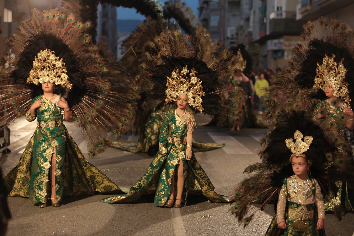 Más de 3.000 carnavaleros llevan el color, la fiesta y la diversión a las calles en el primer gran desfile