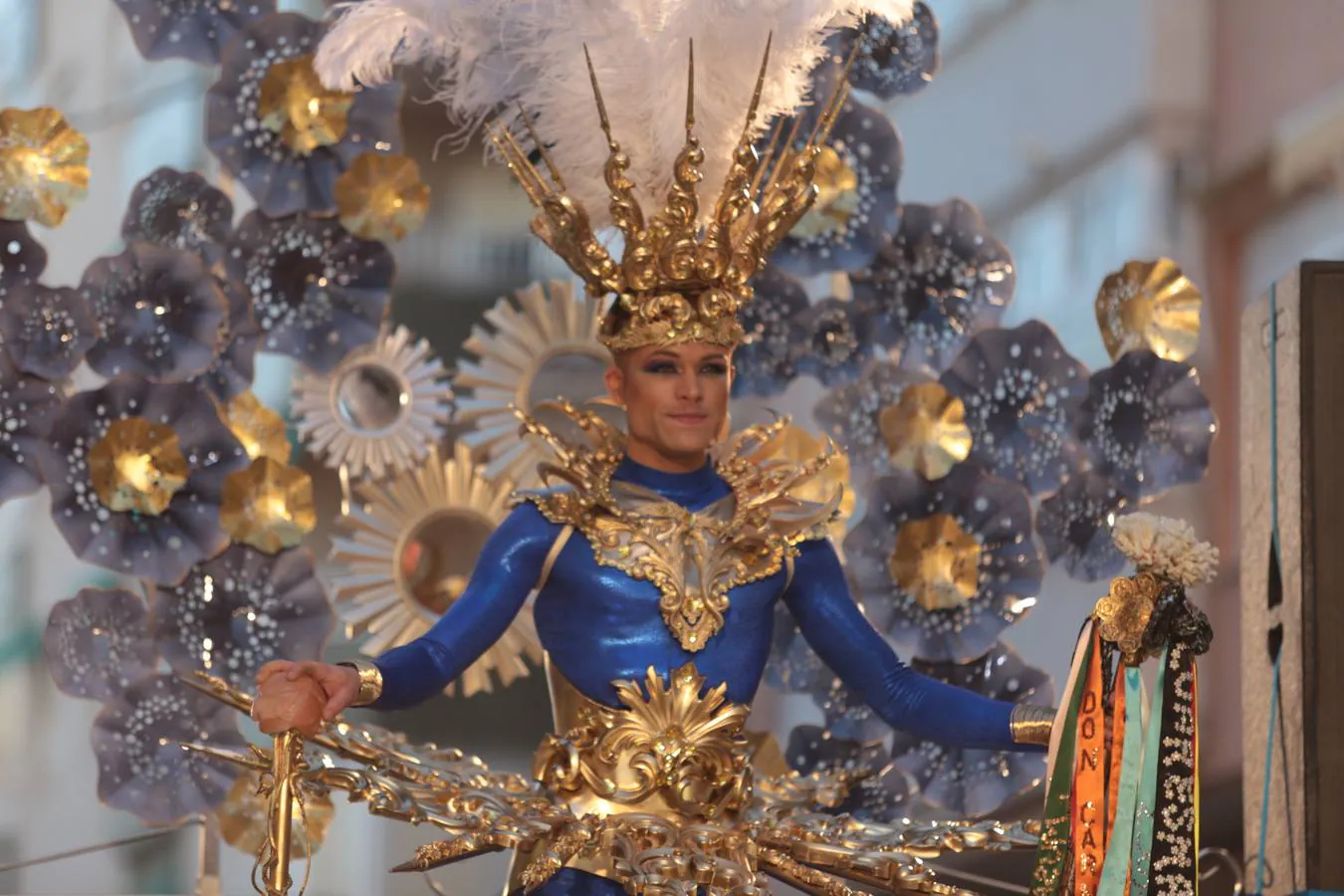 Más de 3.000 carnavaleros llevan el color, la fiesta y la diversión a las calles en el primer gran desfile