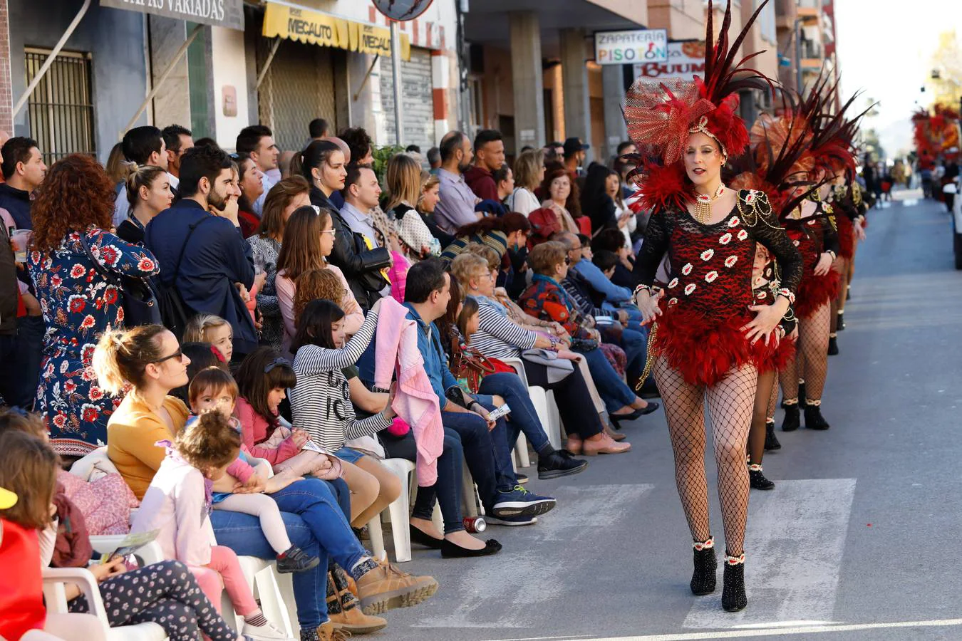 El humor y la actualidad no faltaron al primer gran desfile de Carnaval de la pedanía murciana. El grupo 'El Mejillón Colorao' hizo una parodia de la exhumación de Franco