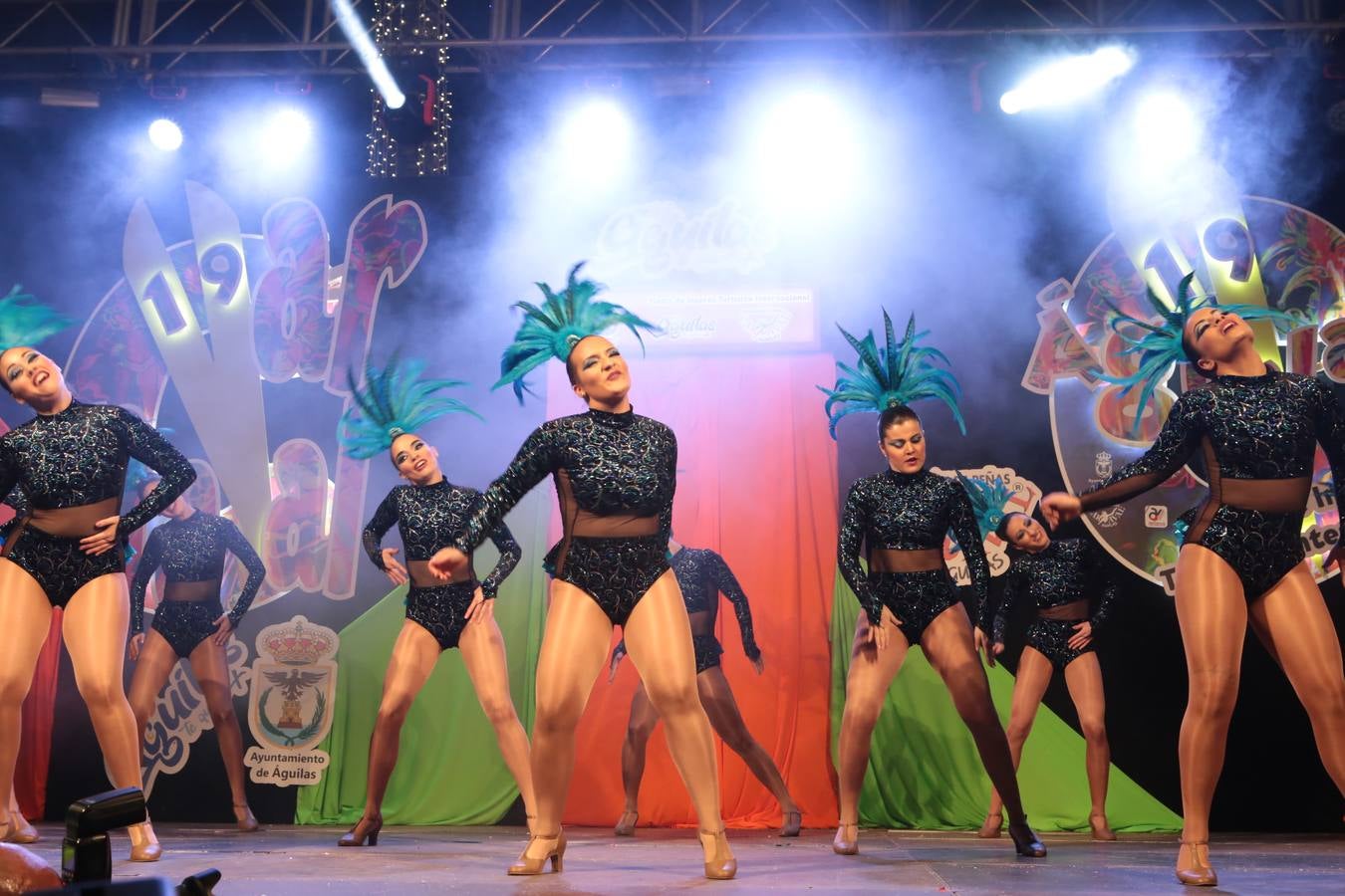Multitud de personas abarrotaron la plaza de España para presenciar la guerra de cascarones y la batalla entre Don Carnal y Doña Cuaresma