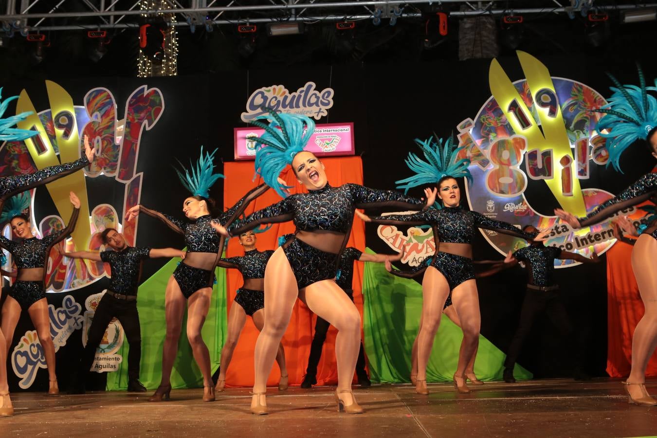 Multitud de personas abarrotaron la plaza de España para presenciar la guerra de cascarones y la batalla entre Don Carnal y Doña Cuaresma