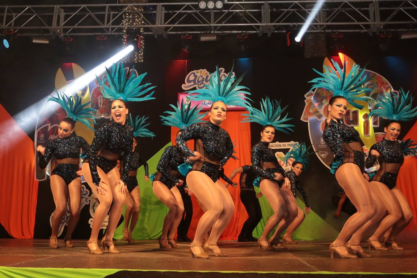 Multitud de personas abarrotaron la plaza de España para presenciar la guerra de cascarones y la batalla entre Don Carnal y Doña Cuaresma