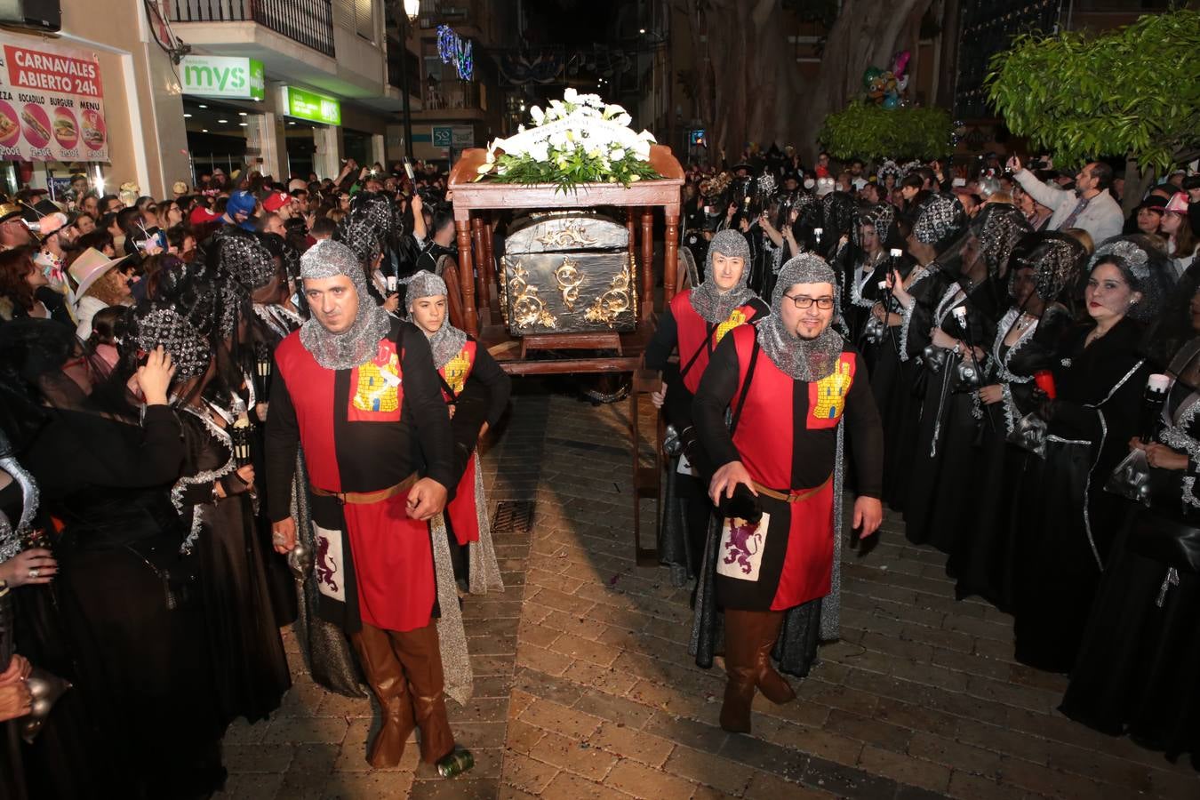 Multitud de personas abarrotaron la plaza de España para presenciar la guerra de cascarones y la batalla entre Don Carnal y Doña Cuaresma