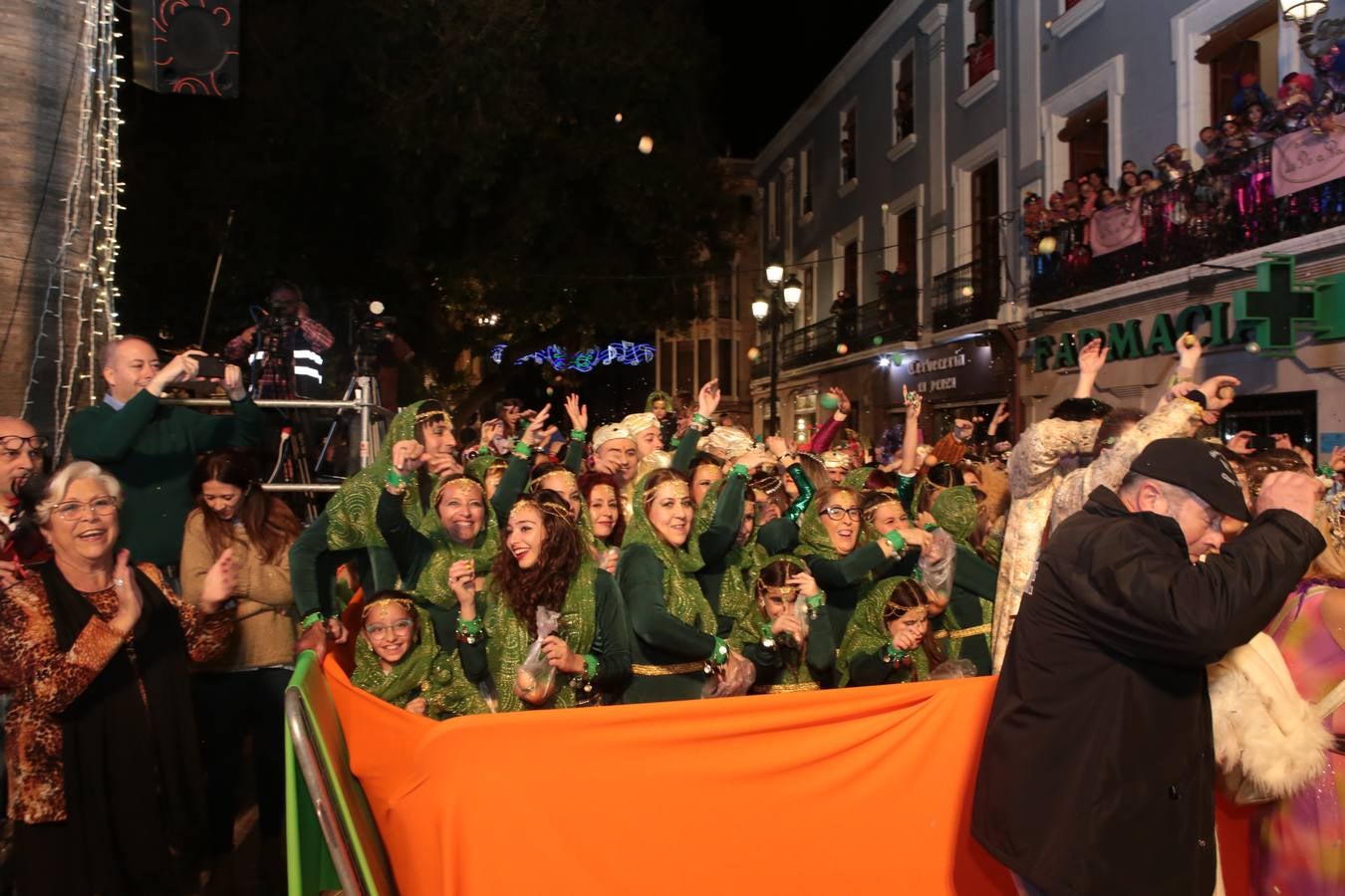 Multitud de personas abarrotaron la plaza de España para presenciar la guerra de cascarones y la batalla entre Don Carnal y Doña Cuaresma