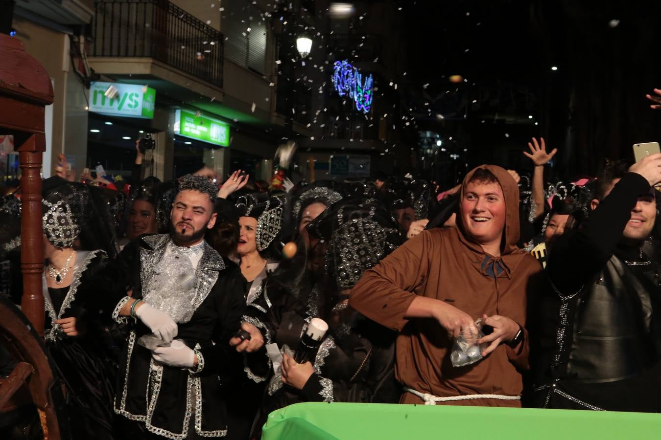 Multitud de personas abarrotaron la plaza de España para presenciar la guerra de cascarones y la batalla entre Don Carnal y Doña Cuaresma