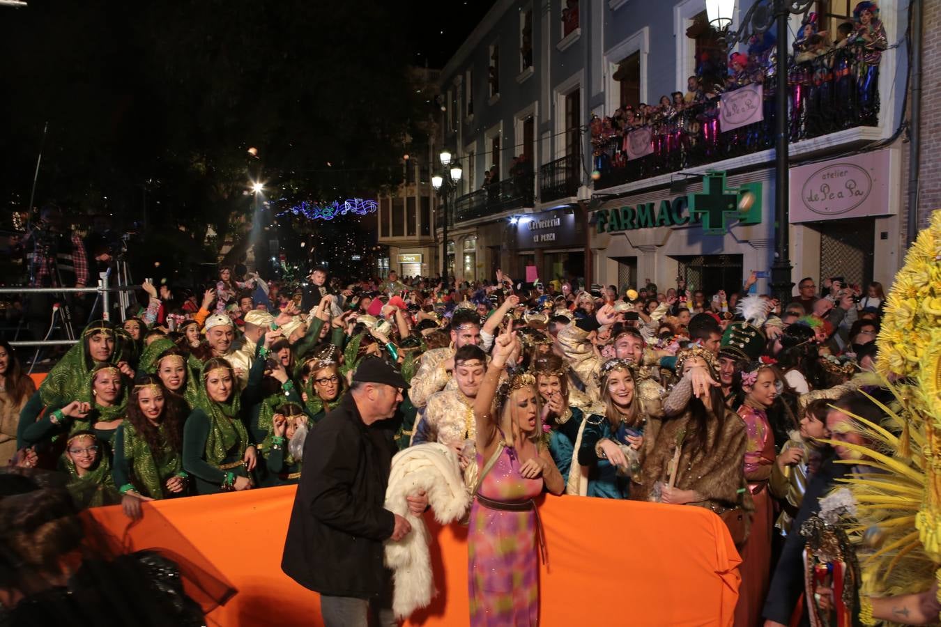 Multitud de personas abarrotaron la plaza de España para presenciar la guerra de cascarones y la batalla entre Don Carnal y Doña Cuaresma