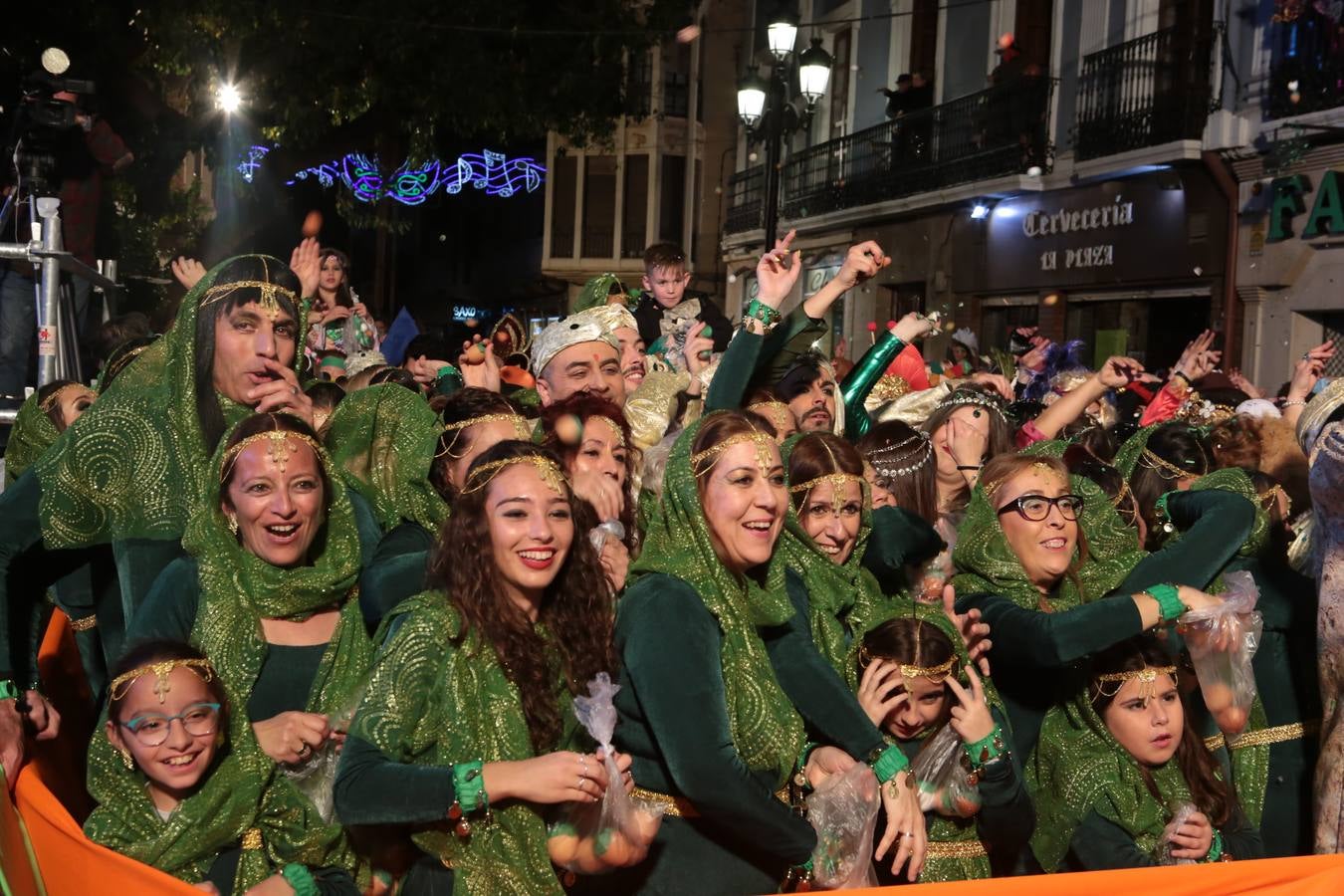 Multitud de personas abarrotaron la plaza de España para presenciar la guerra de cascarones y la batalla entre Don Carnal y Doña Cuaresma