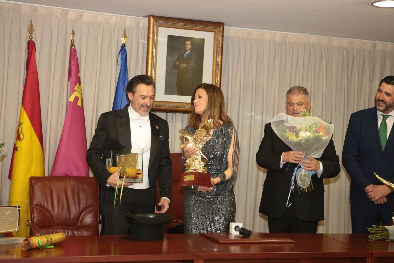 Multitud de personas abarrotaron la plaza de España para presenciar la guerra de cascarones y la batalla entre Don Carnal y Doña Cuaresma