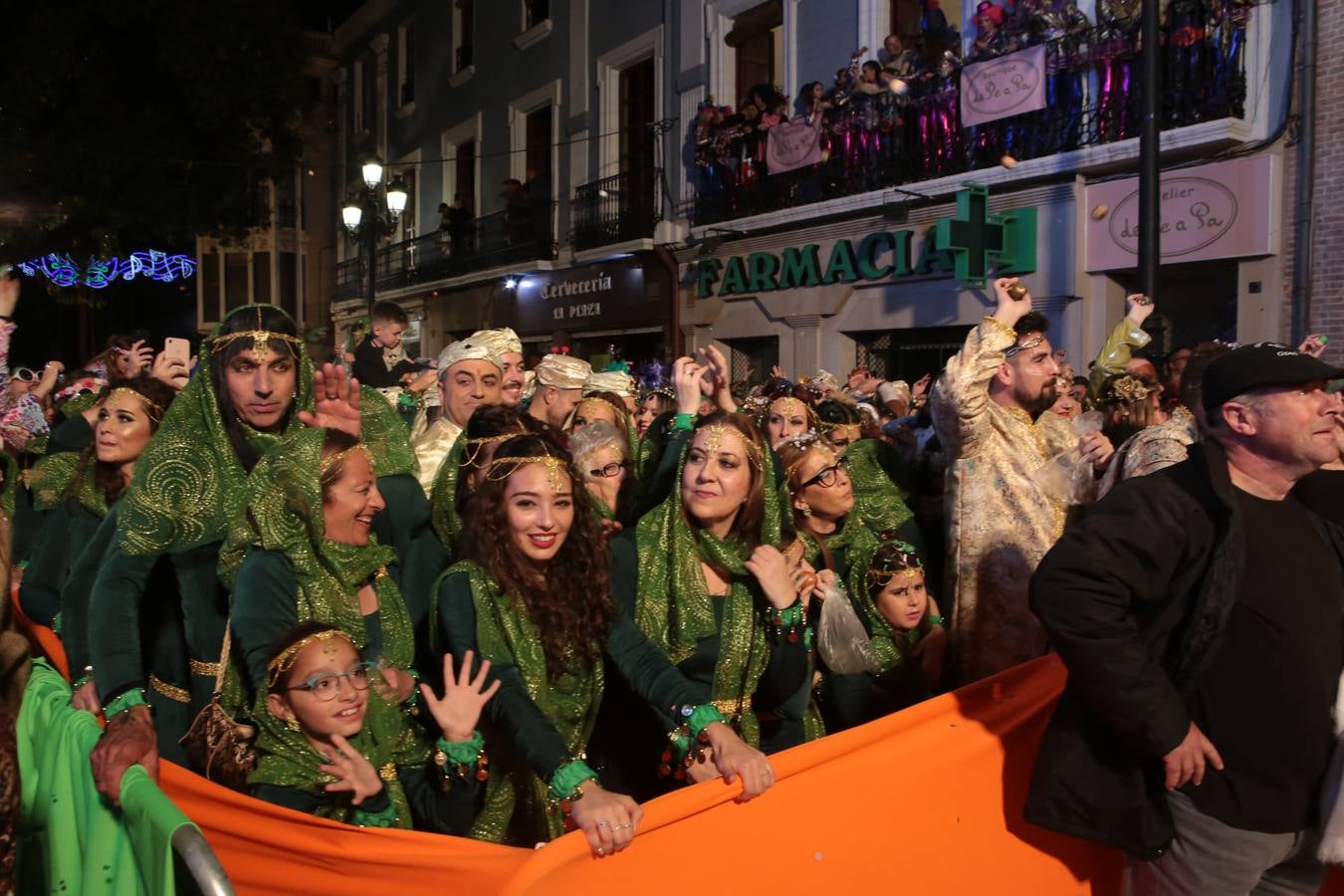 Multitud de personas abarrotaron la plaza de España para presenciar la guerra de cascarones y la batalla entre Don Carnal y Doña Cuaresma