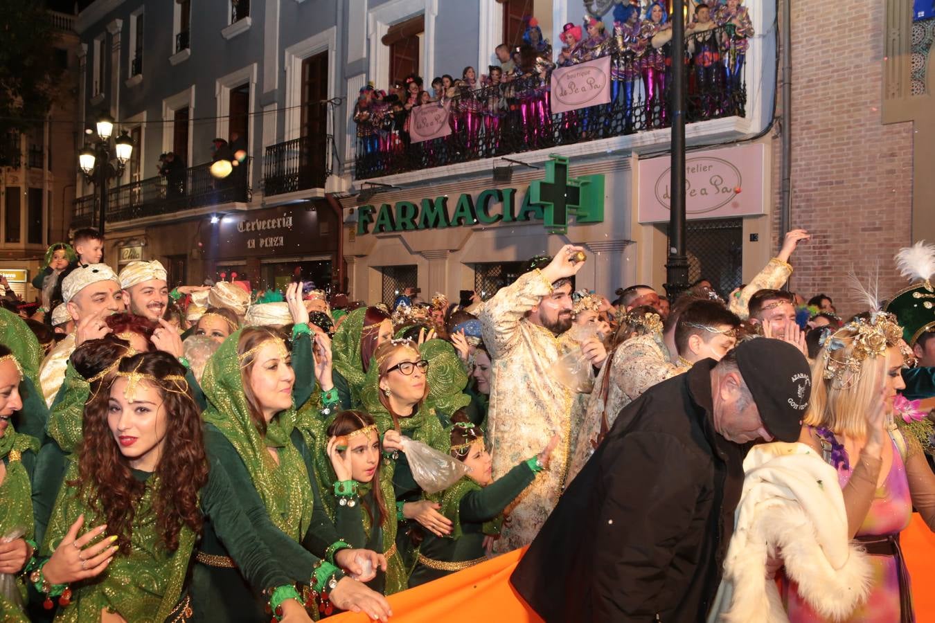 Multitud de personas abarrotaron la plaza de España para presenciar la guerra de cascarones y la batalla entre Don Carnal y Doña Cuaresma