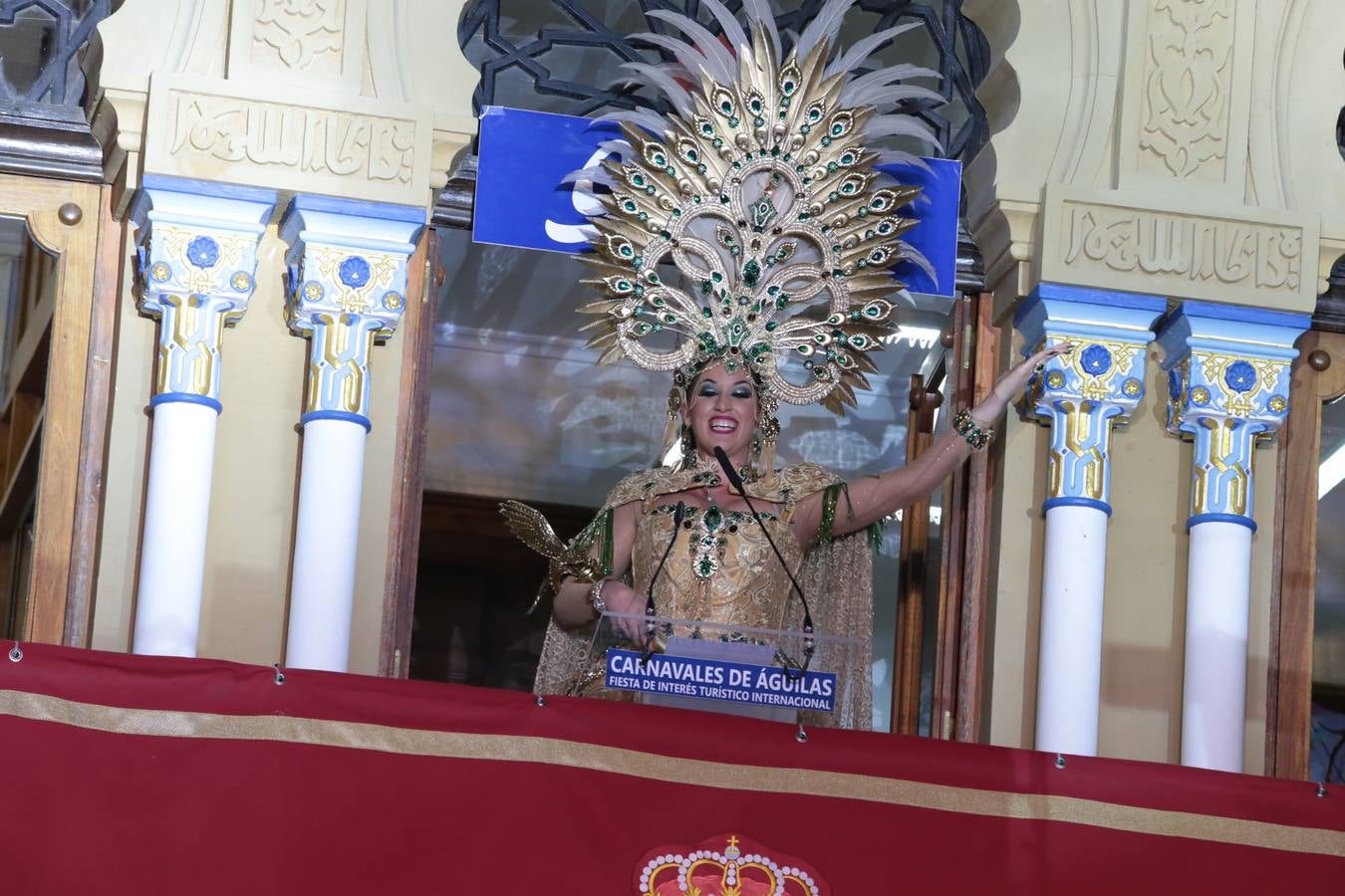 Multitud de personas abarrotaron la plaza de España para presenciar la guerra de cascarones y la batalla entre Don Carnal y Doña Cuaresma