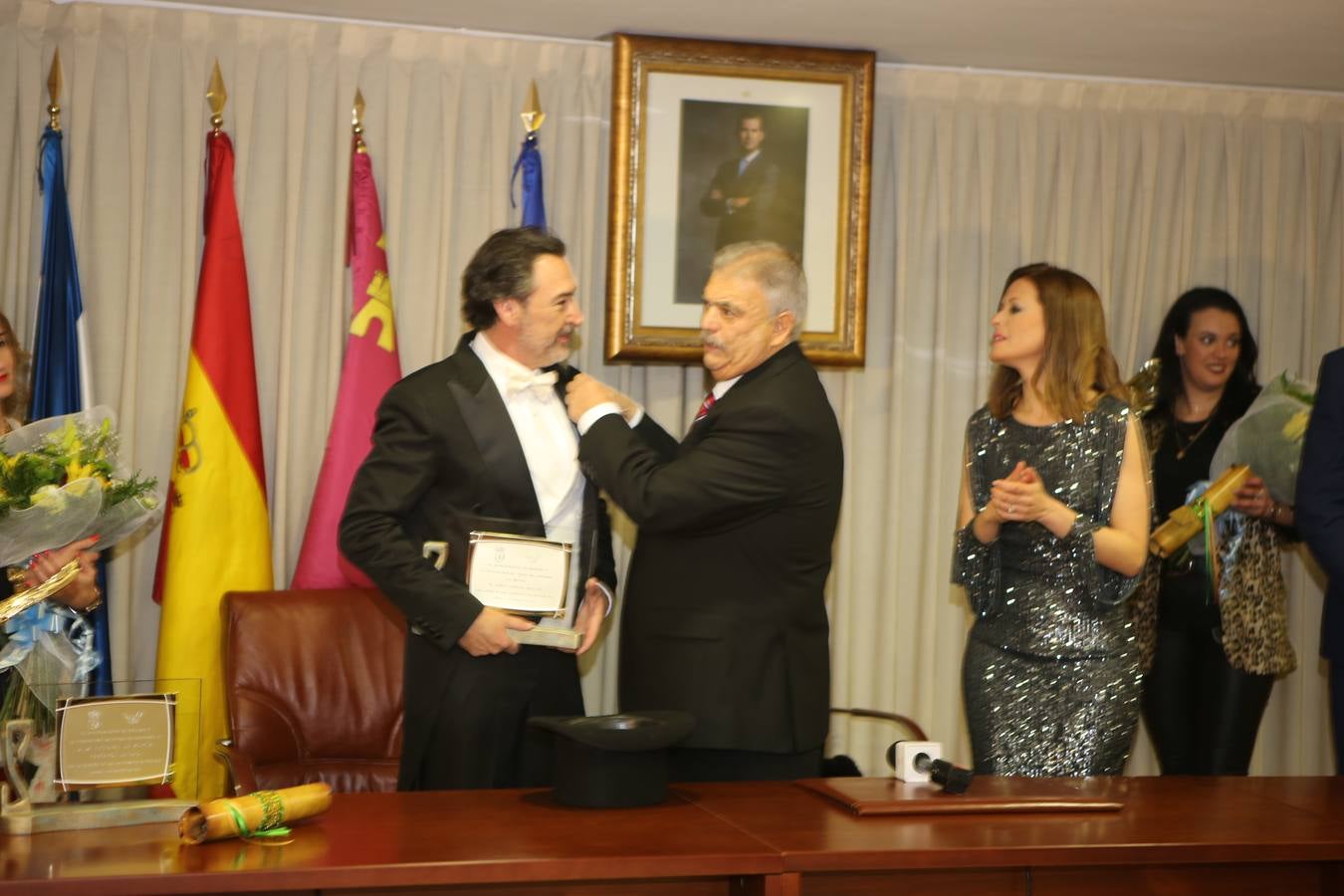 Multitud de personas abarrotaron la plaza de España para presenciar la guerra de cascarones y la batalla entre Don Carnal y Doña Cuaresma