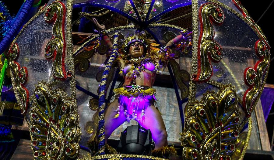 El desfile del Carnaval en Sao Paulo, Brasil, es uno de los eventos más importantes del país