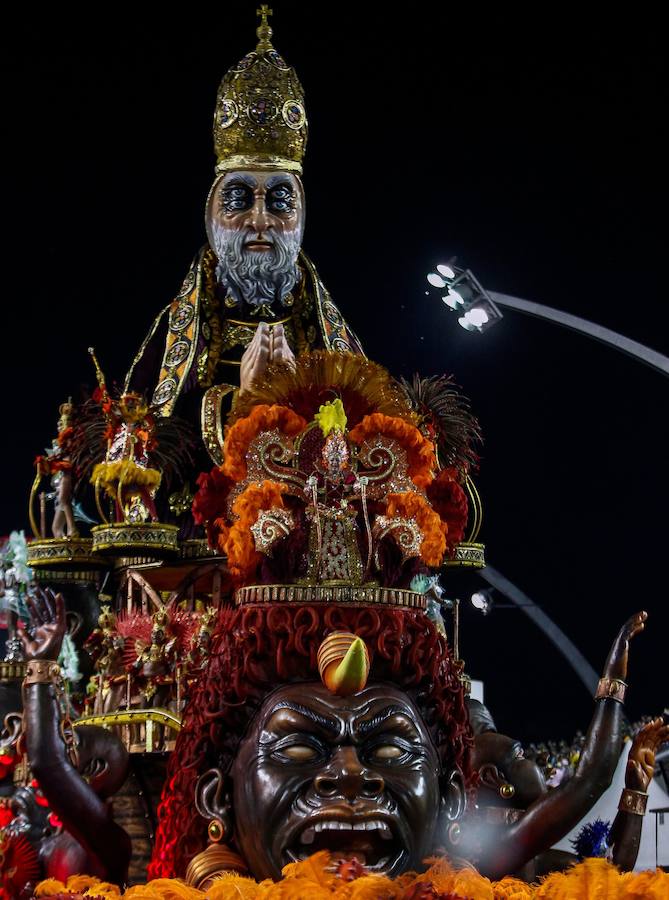 El desfile del Carnaval en Sao Paulo, Brasil, es uno de los eventos más importantes del país