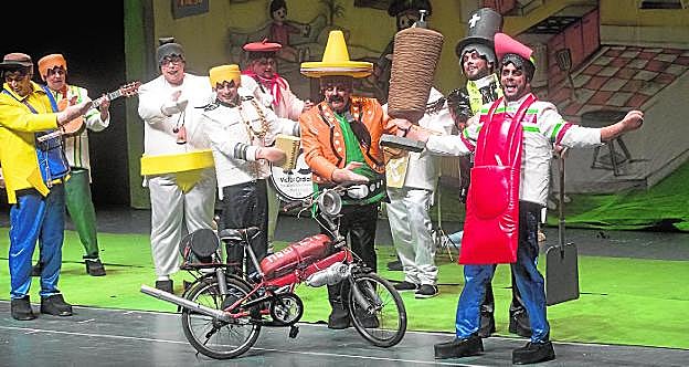 La chirigota de Roquetas, con sus miembros ataviados como 'clicks' de juguete. 