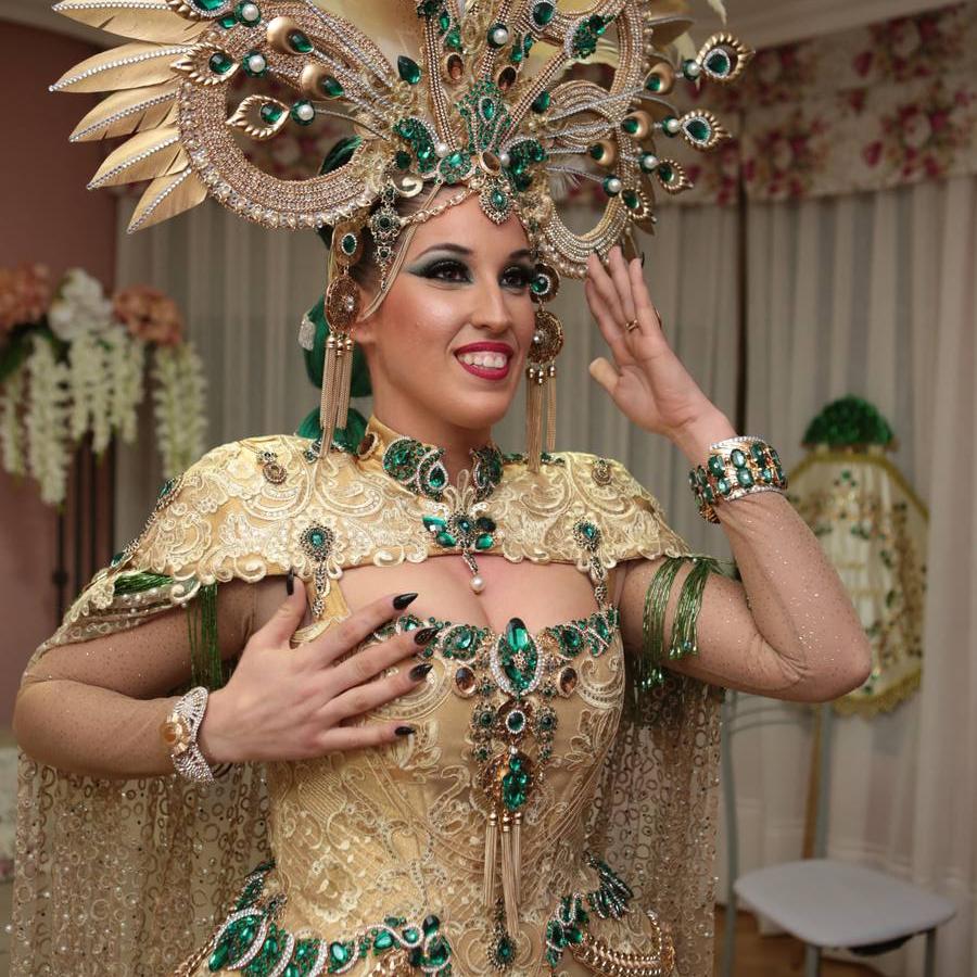 Multitud de personas abarrotaron la plaza de España para presenciar la guerra de cascarones y la batalla entre Don Carnal y Doña CuaresmaÁguilas