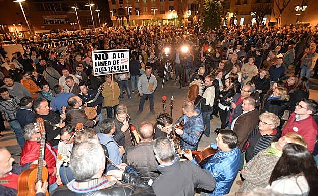 Manifestación contra la línea de alta tensión en Totana en diciembre de 2015.