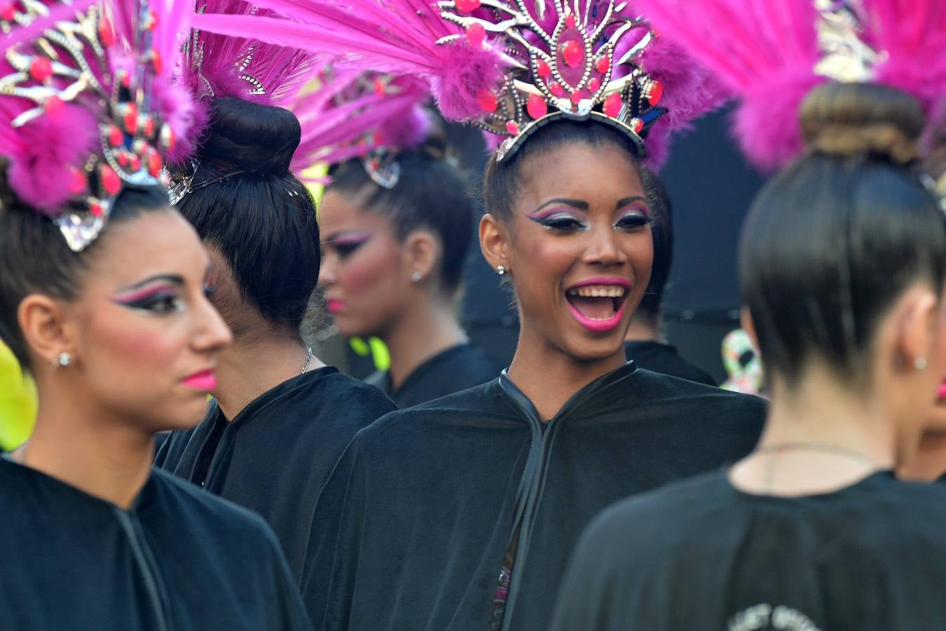 Más de 14.000 asistentes abarrotan las calles para presenciar el segundo desfile del Carnaval. Las 38 peñas y el Ballet Oficial de la Federación sorprendieron con trajes vistosos, humor y crítica en un cortejo cargado de pasión por esta fiesta