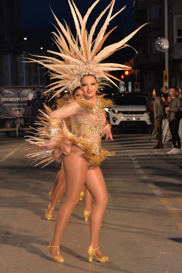 Más de 14.000 asistentes abarrotan las calles para presenciar el segundo desfile del Carnaval. Las 38 peñas y el Ballet Oficial de la Federación sorprendieron con trajes vistosos, humor y crítica en un cortejo cargado de pasión por esta fiesta