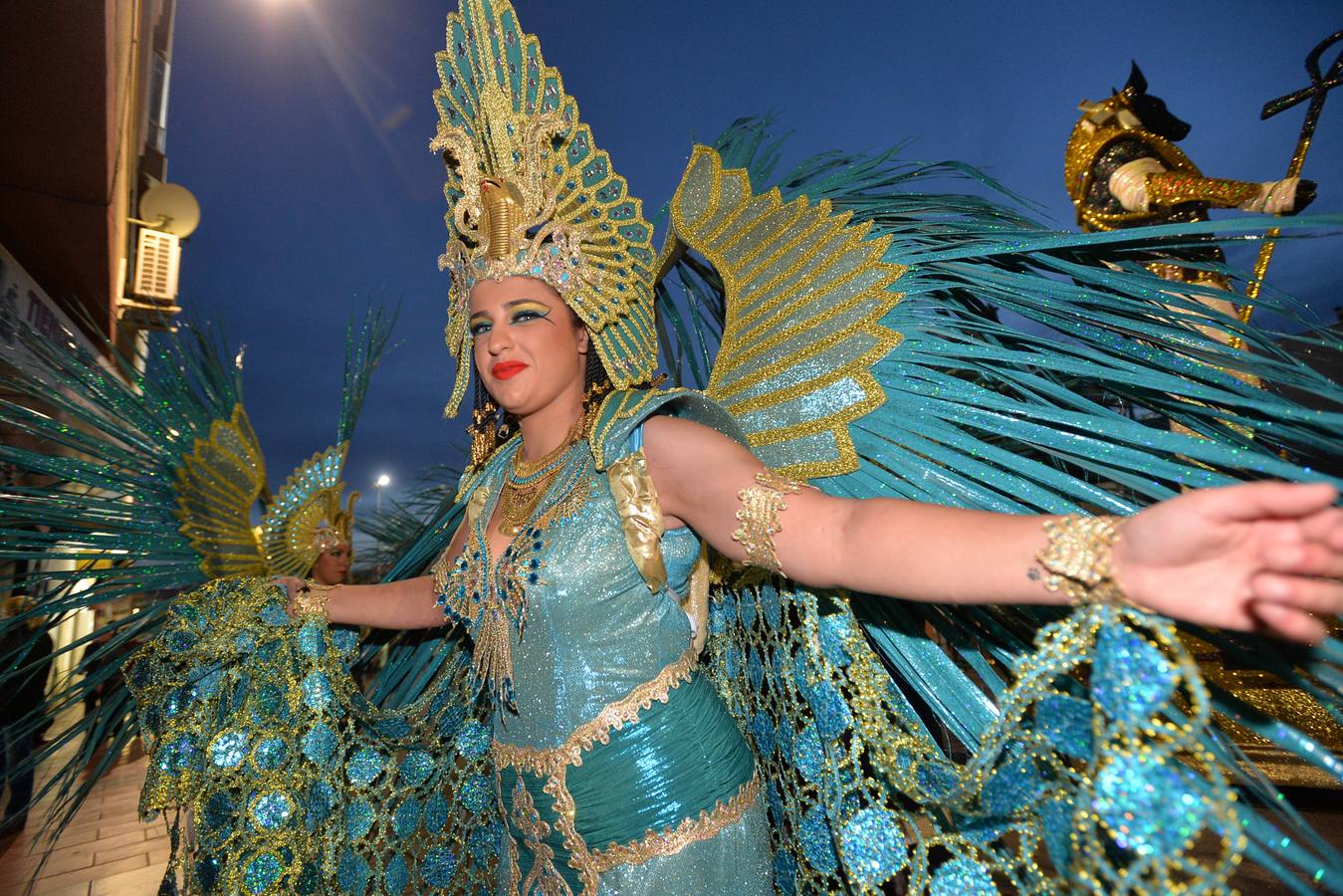 Más de 14.000 asistentes abarrotan las calles para presenciar el segundo desfile del Carnaval. Las 38 peñas y el Ballet Oficial de la Federación sorprendieron con trajes vistosos, humor y crítica en un cortejo cargado de pasión por esta fiesta