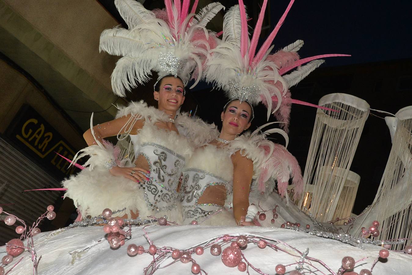 Más de 14.000 asistentes abarrotan las calles para presenciar el segundo desfile del Carnaval. Las 38 peñas y el Ballet Oficial de la Federación sorprendieron con trajes vistosos, humor y crítica en un cortejo cargado de pasión por esta fiesta