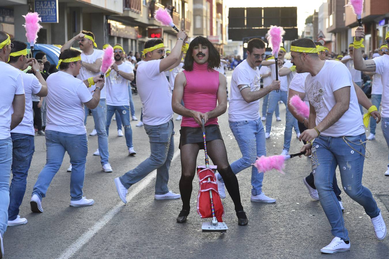 Treinta comparsas, con 1.500 participantes, muestran lo mejor del Carnaval de Cabezo de Torres. Uno de los grupos más aplaudidos fue Sementales Atascaos, que ironizó con la contaminación del Mar Menor