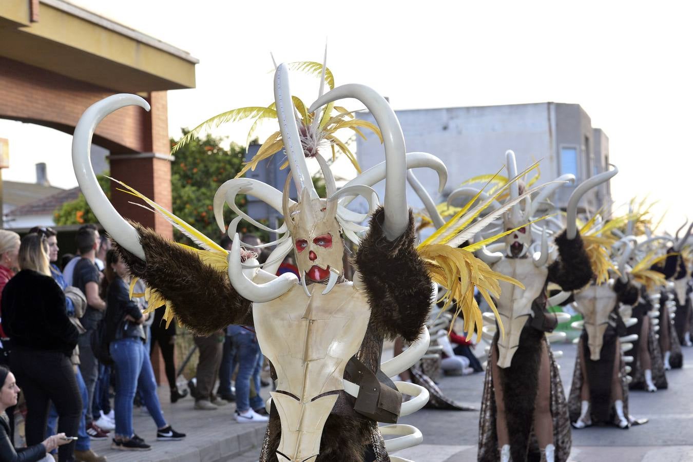 Treinta comparsas, con 1.500 participantes, muestran lo mejor del Carnaval de Cabezo de Torres. Uno de los grupos más aplaudidos fue Sementales Atascaos, que ironizó con la contaminación del Mar Menor