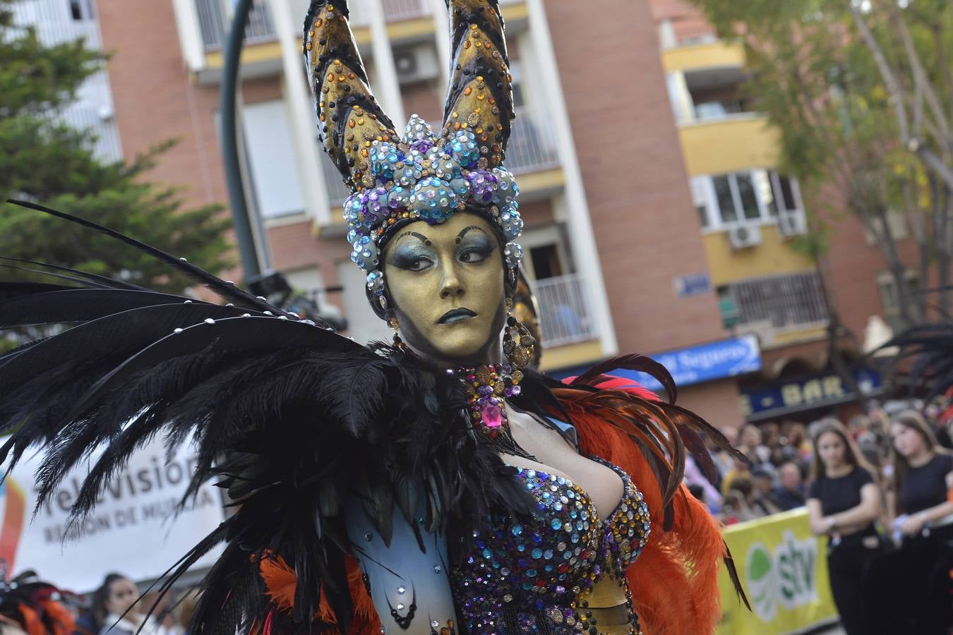 Treinta comparsas, con 1.500 participantes, muestran lo mejor del Carnaval de Cabezo de Torres. Uno de los grupos más aplaudidos fue Sementales Atascaos, que ironizó con la contaminación del Mar Menor