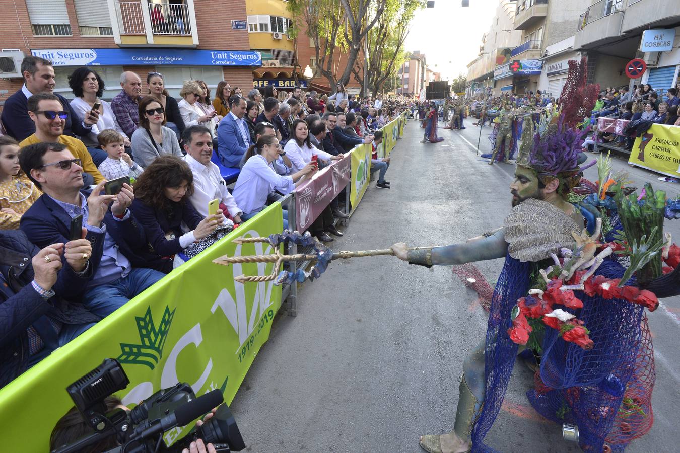 Treinta comparsas, con 1.500 participantes, muestran lo mejor del Carnaval de Cabezo de Torres. Uno de los grupos más aplaudidos fue Sementales Atascaos, que ironizó con la contaminación del Mar Menor