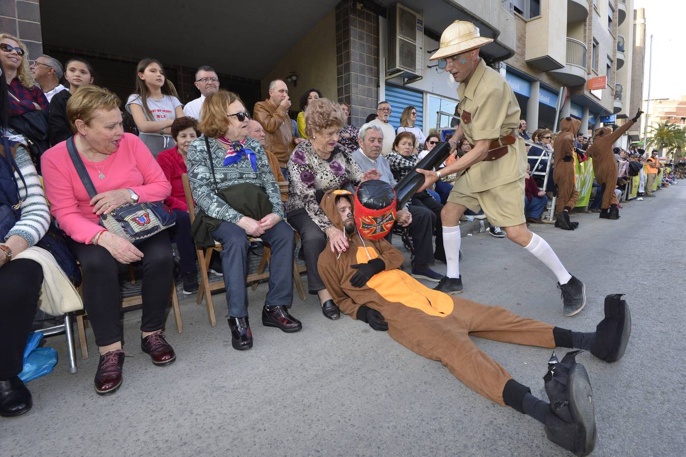 Treinta comparsas, con 1.500 participantes, muestran lo mejor del Carnaval de Cabezo de Torres. Uno de los grupos más aplaudidos fue Sementales Atascaos, que ironizó con la contaminación del Mar Menor
