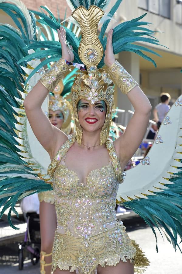 Treinta comparsas, con 1.500 participantes, muestran lo mejor del Carnaval de Cabezo de Torres. Uno de los grupos más aplaudidos fue Sementales Atascaos, que ironizó con la contaminación del Mar Menor
