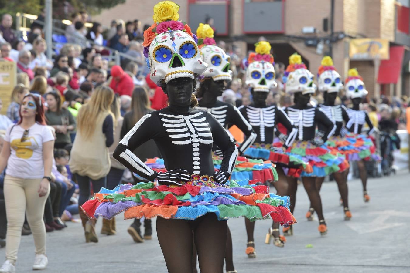 Treinta comparsas, con 1.500 participantes, muestran lo mejor del Carnaval de Cabezo de Torres. Uno de los grupos más aplaudidos fue Sementales Atascaos, que ironizó con la contaminación del Mar Menor