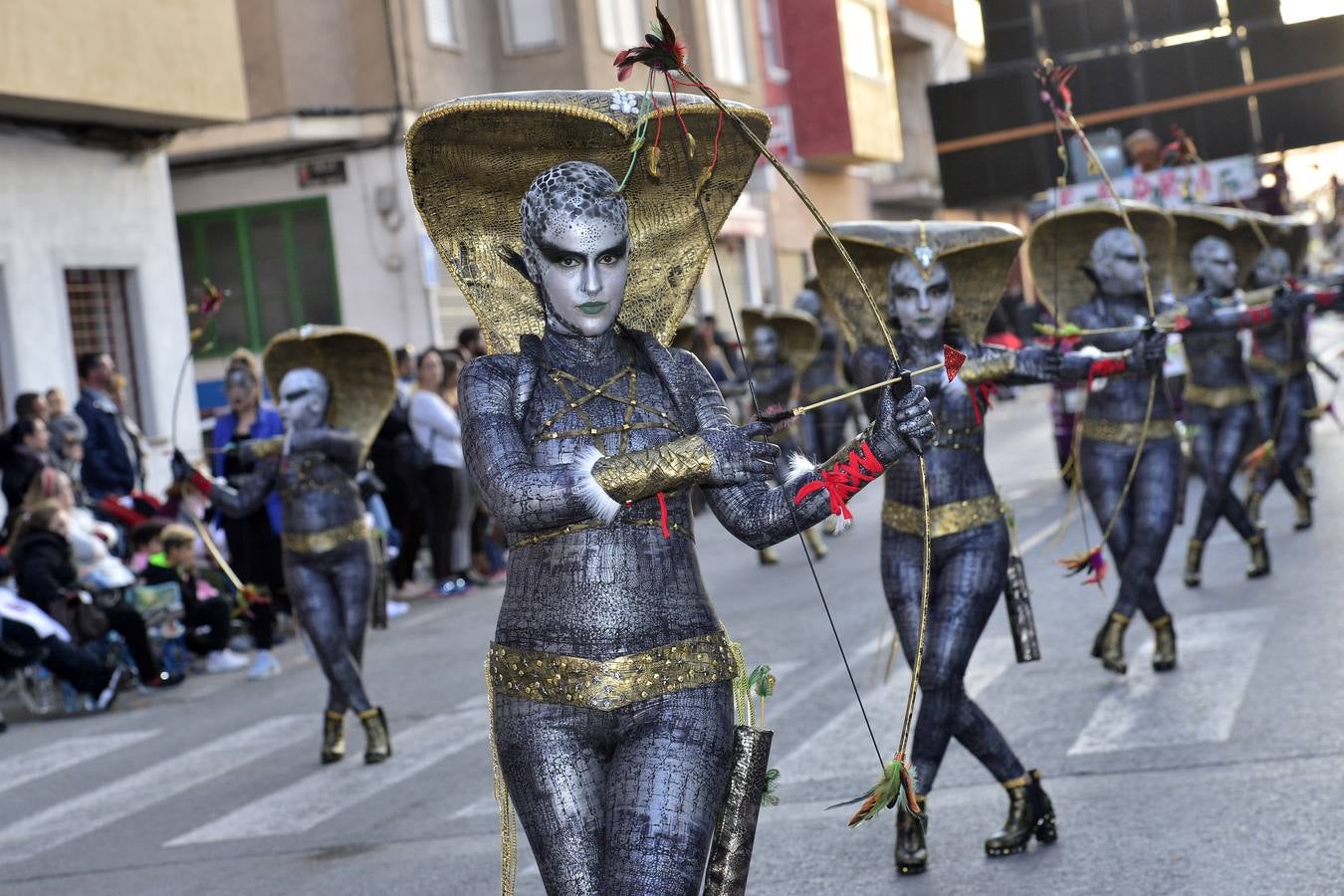 Treinta comparsas, con 1.500 participantes, muestran lo mejor del Carnaval de Cabezo de Torres. Uno de los grupos más aplaudidos fue Sementales Atascaos, que ironizó con la contaminación del Mar Menor