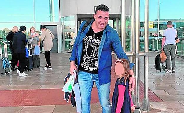 Toni, el padre, en el aeropuerto de Alicante junto a la menor. 