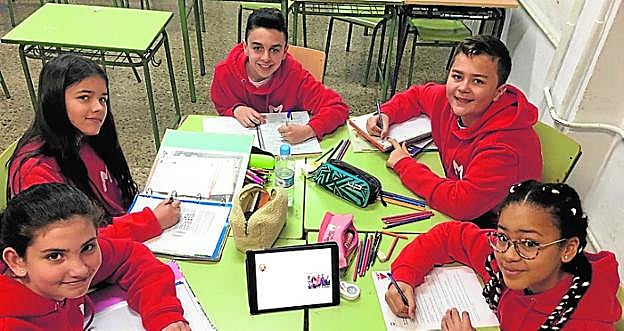 'Los Metamórficos'. Julia, Verónica, Borja, Álvaro y Candela, del instituto Juan Sebastián Elcano de Cartagena. 
