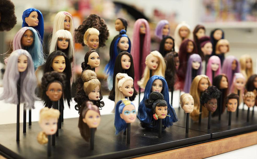 Muestrario de los distintos peinados de Barbie en el centro de diseño, ubicado en Los Ángeles. 