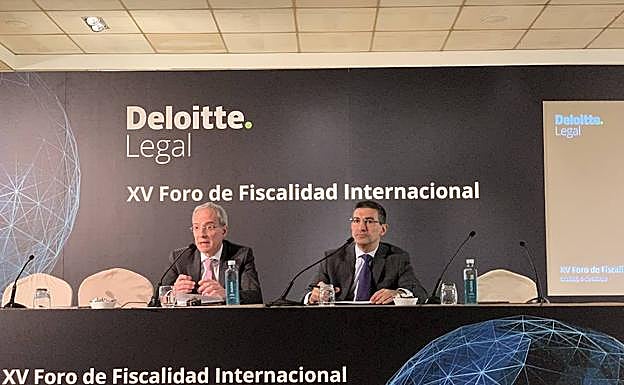 A la izquierda, Jesús Gascón, director de la Agencia Tributaria.