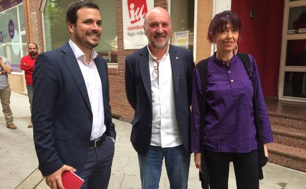 Garzón, junto a Álvarez-Castellanos y Rodríguez, este miércoles en Murcia.