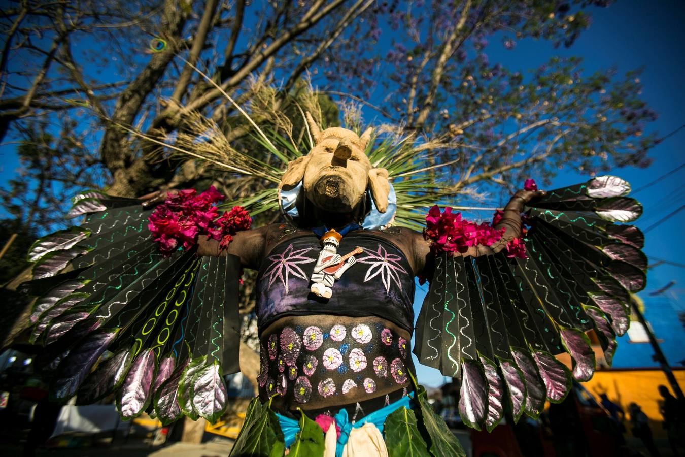 Cubiertos de aceite quemado y con máscaras de alebrijes, habitantes de la población de San Martín Tilcajete, en el estado de Oaxaca (México) celebran su tradicional carnaval, que anuncia la víspera de los festejos religiosos de la Cuaresma.